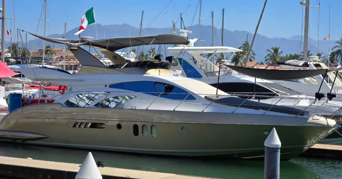 Un yate de motor Azimut 62 en su posición de Marina Vallarta, la flota de charter más grande de la bahía