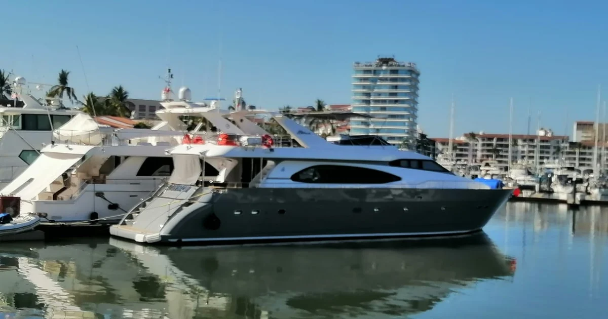 El yate Azimut de 85 pies atracado en Marina Vallarta con el perfil de Puerto Vallarta al fondo