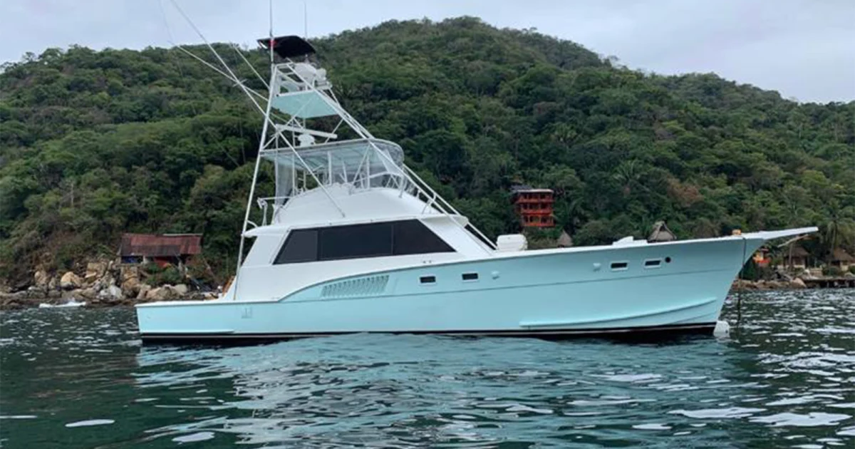 El Hatteras 54 de pesca deportiva con su torre frente a los cerros verdes de Nuevo Vallarta