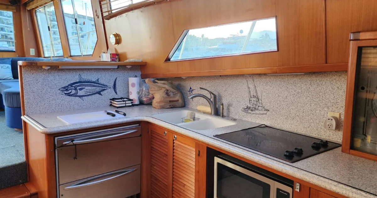El yate de pesca Mikelson de 60 pies fondeado, el barco de Marina Vallarta que pesca por la mañana y pasea por la tarde