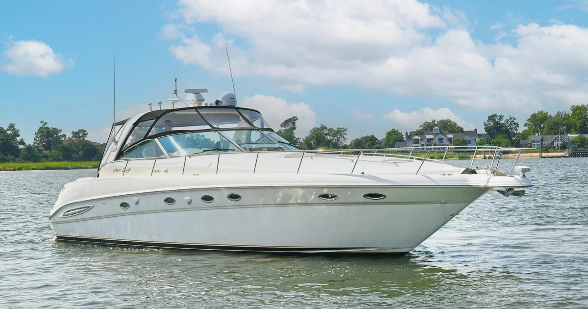 La proa de un yate de motor Sea Ray 46 en Marina Vallarta, un crucero mediano para hasta 14 personas