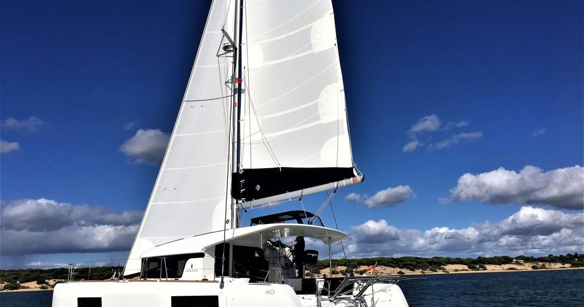 ¿Catamarán, yate de motor o velero? Cómo elegir tu renta de yate en Puerto Vallarta