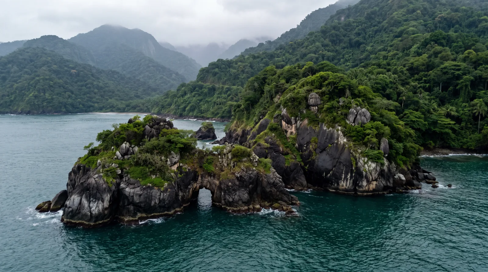 Los Arcos: la roca que creó el mar con más vida de la bahía
